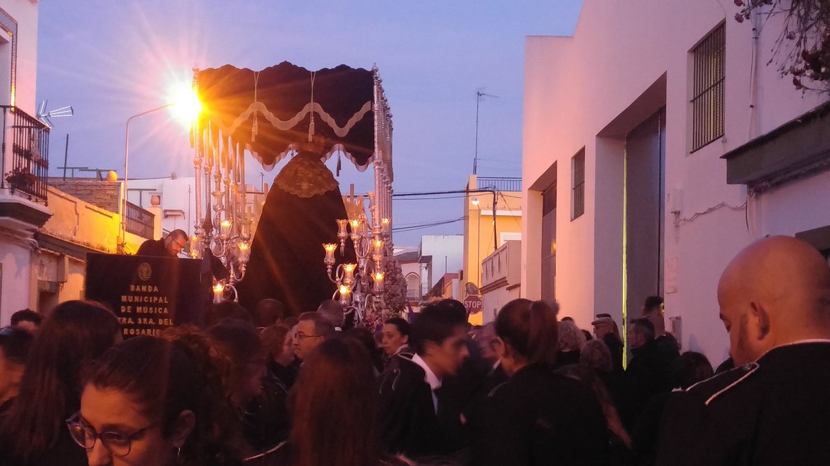 Para pasar por delante de la casa de hermandad va a sonar la marcha Amanecer con Triana #bandadelcuervo #ss2018 #semanasanta2018 #suenaelcuervo #ViernesSanto