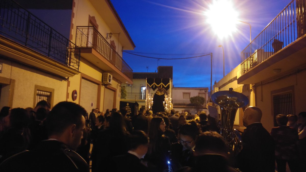 Para llegar a la calle Fernando Camara sonaba Amanecer con Triana y ahora tocaremos Al Virgen de Sevilla #bandadelcuervo #suenaelcuervo #ss2018 #semanasanta2018 #elcuervo #viernesSanto