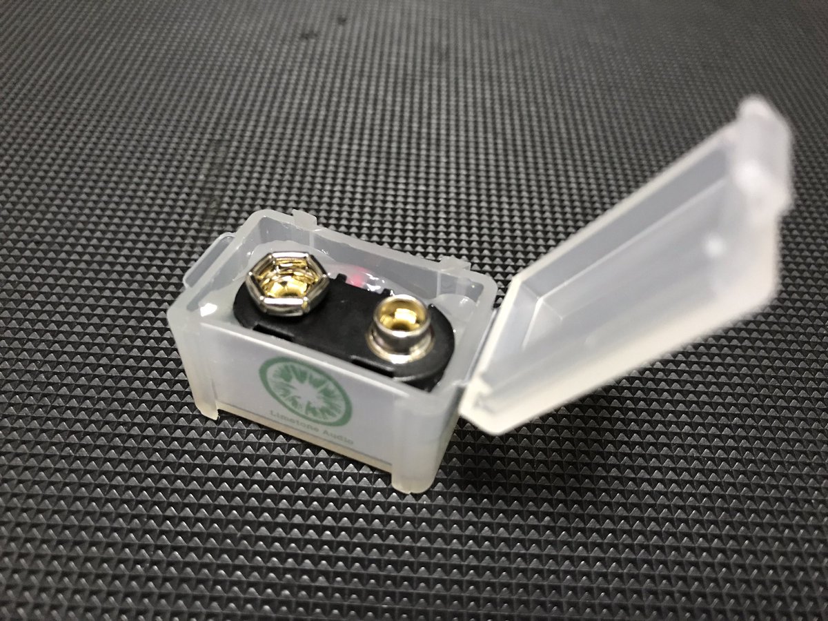 SDMF_Inc's tweet image. 先程、

ブログ記事でも紹介したけど、

Limestone AudioのBC CUBE。

メッチャ小さくて、軽くて、簡単に9Vの残量チェック出来て、重宝しそう(笑)

#LimestoneAudio #BCCUBE
#9V #9V電池 #バッテリー残量
#残量チェック #残量確認
#バッテリーチェッカー
#Guitar #ギター #エフェクター