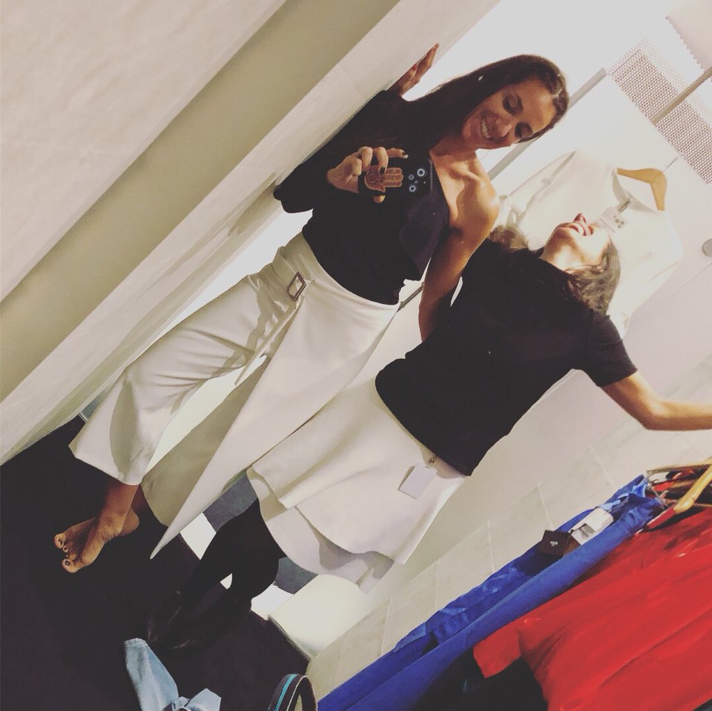 paobianco's tweet photo. Con @FlowerPower_FLO no tenemos ni feriados ni horarios muy normales... bueno nosotras tampoco los somos. Lo que si tenemos es un gran equipo!!! Ya estamos aprontando todo para el estreno de @masterclassuy #enfamilia #masterclassenfamilia #masterclass3 🎶🙌🏻🍀❤️😘😍 https://t.co/RmfP28sWf4