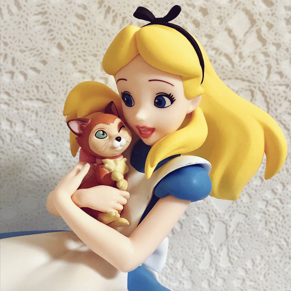 チェルシー 楽しみにしていたプレミアムフィギュア アリスどダイナ 箱も台座も可愛い 動きがあってお顔の出来も良く クオリティ高いと思います アリス ふしぎの国のアリス 不思議の国のアリス プレミアムフィギュア