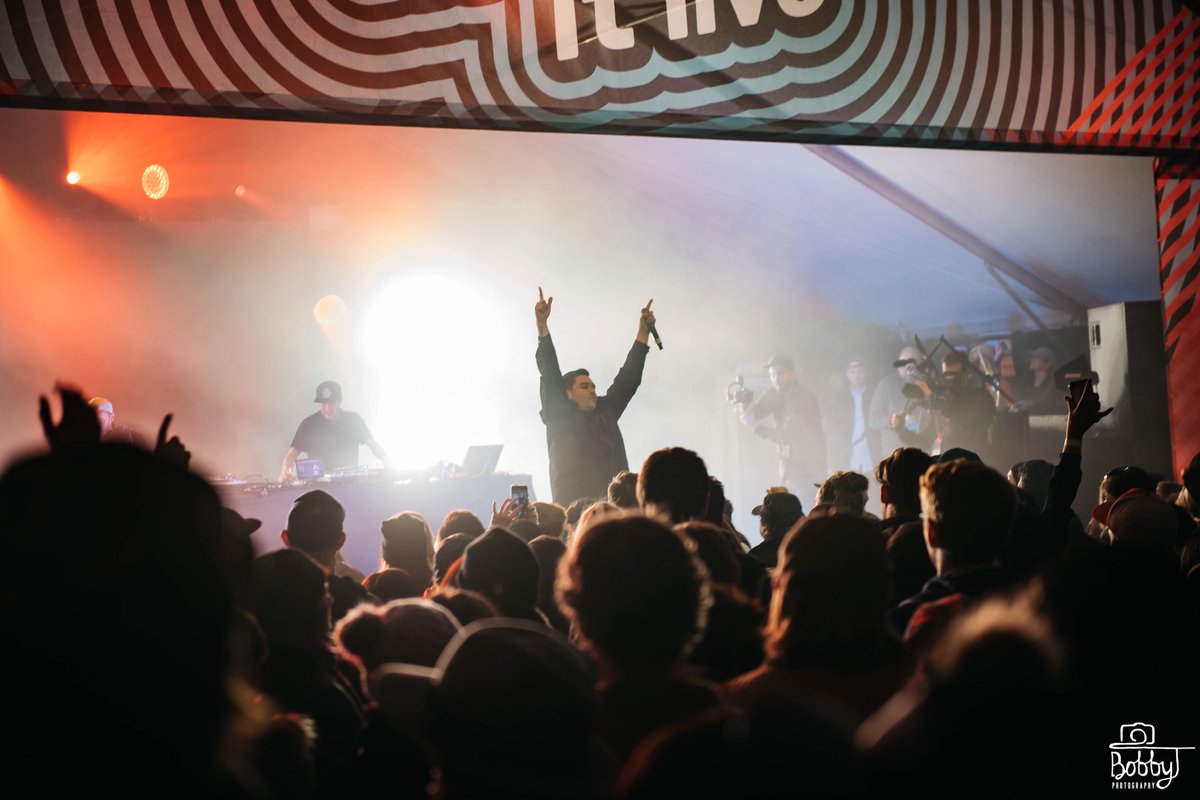 Happy Friday everyone! I’ve finally recovered from @thejunoawards last weekend. I had such a blast performing my new collab with @thefunkhunters, “Revolution” during their set at @junofest. Here’s the link if u haven’t heard it yet!soundcloud.com/thefunkhunters… 📸 @bobbytphotography