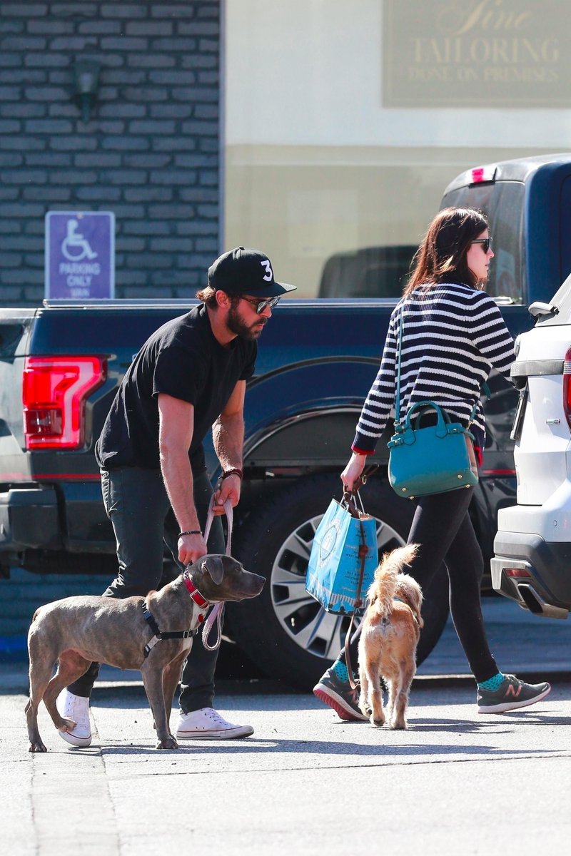 DaddarioBr's tweet photo. 29.03: Alex com Zac Efron fazendo compras para seus cachorros em Los Angeles, Califórnia! 📸 https://t.co/v0dbzfCawj