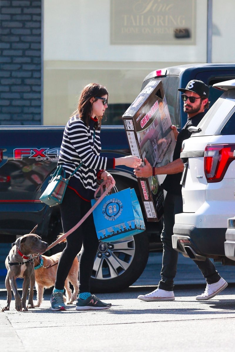 DaddarioBr's tweet photo. 29.03: Alex com Zac Efron fazendo compras para seus cachorros em Los Angeles, Califórnia! 📸 https://t.co/v0dbzfCawj