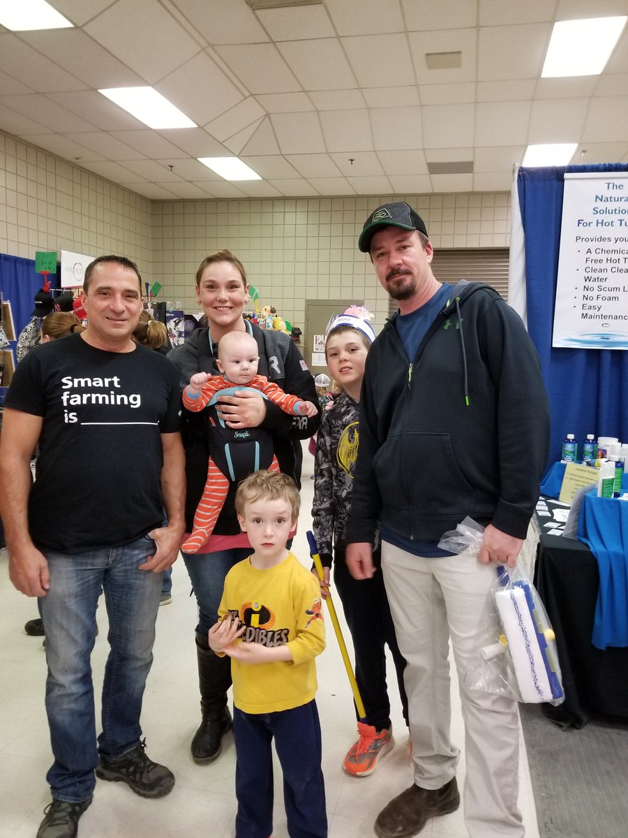 ROTOMUDSCRAPERS's tweet image. #SmartFarmingIs Meeting your Brazilian buddy @tfollis97 and his beautiful family at Brandon winter fair. @farmers_edge @FE_TaraS @wadedavidbarnes