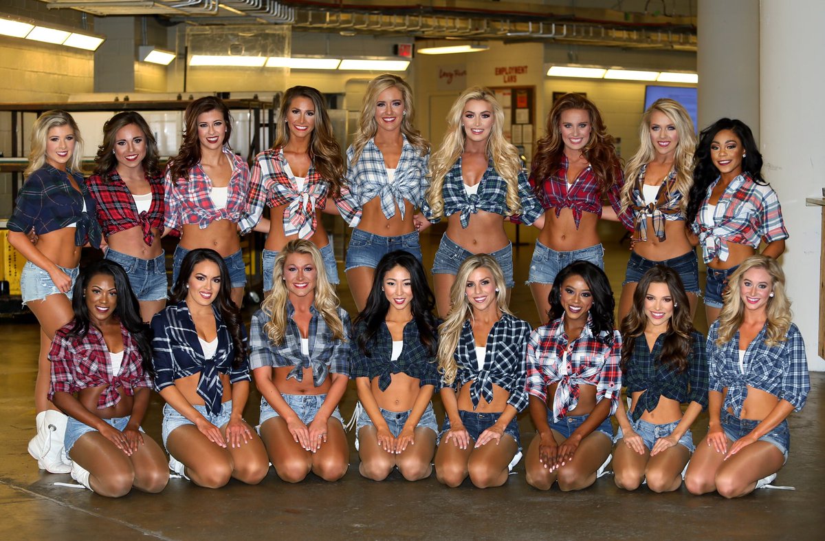 DMD_Lisa's tweet photo. It's country night at the @AACenter tonight!!!! #MFFL #dmdlove #DALvsMIN https://t.co/ZrCqxhGwfz
