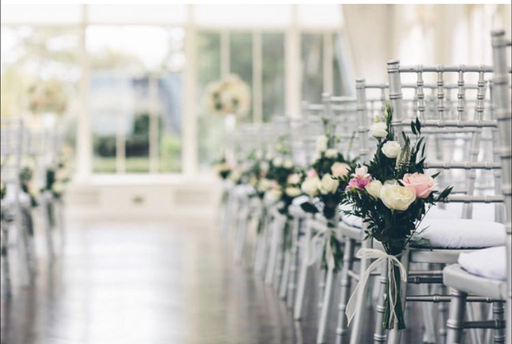 Aisle goals at @CarlowrieCastle for PWPS couple Amanda and Barry
Photo <a href="/jesswitheyphoto/">Jessica Withey</a> 
Flowers <a href="/MoodFlowersUK/">Mood Flowers</a>