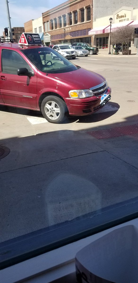 HPDSgt221's tweet photo. Okay @jimmyjohns this is a little ridiculous of a delivery driver.... yes downtown at noon hour parking isn't the best, spots are hard to find, but parking in the crosswalk, that's a #NoNo even if it was for the less than 2 minutes you were there.... #CommonNow #CommonSense https://t.co/wMPgTKmCmX