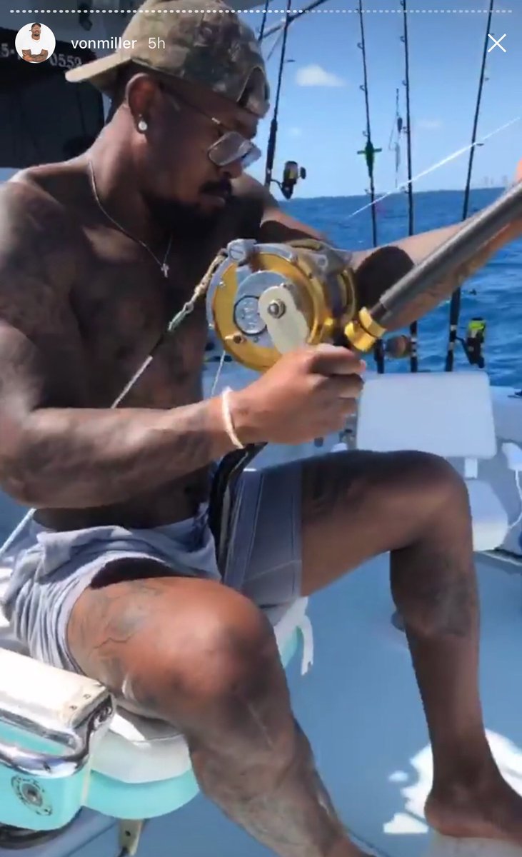 BleacherReport's tweet photo. Von Miller reels in a nearly 10 foot hammerhead shark 😳  https://t.co/Jklm9UDSkv https://t.co/fDoXlIT0CS