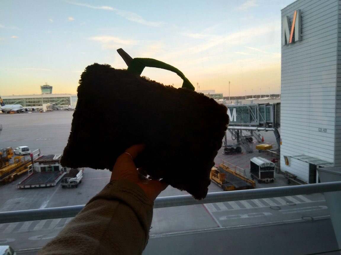 papakoffer's tweet photo. 🛫 💺 🛬
Heute geht's wie angekündigt los mit dem #papakofferkissen : Erst mit dem Flieger von Köln nach München und dann geht's 6,5 Stunden der Sonne entgegen.
#papakoffer #papawerden #geburt #schwangerschaft #entbindung #kliniktasche #kreißsaal #schwanger #werdendeeltern https://t.co/0l9BrqbAp7