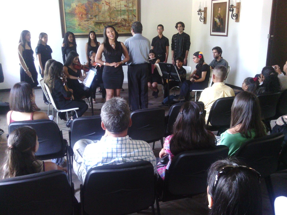 AcervoHZulia's tweet photo. Concierto música sacra con los integrantes de @ElSistema @NucleoSanFco @SistemaZulia en la Casa de Capitulación, Semana Santa 2018. https://t.co/SShd5Ezuvy