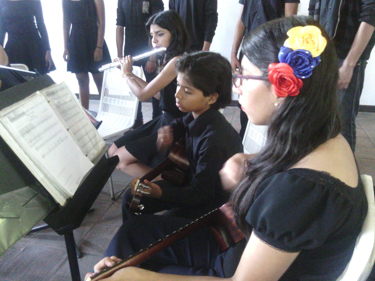 Concierto música sacra con los integrantes de <a href="/ElSistema/">El Sistema</a> <a href="/NucleoSanFco/">Núcleo San Francisco</a> @SistemaZulia en la Casa de Capitulación, Semana Santa 2018.