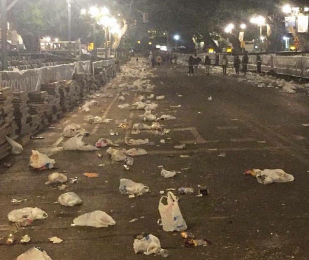 rfernsan's tweet photo. La primera foto és d'ahir a Màlaga després una processó de Setmana Santa. La segona és a Girona després de la multitudinària manifestació del 3 d'octubre, una de les que titllen de perilloses, atiadores d'odi i incíviques. Lliçonetes les justes. https://t.co/gipsiPhMP4