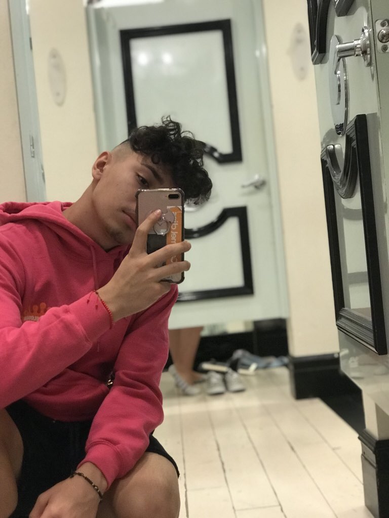 PabloPizzza's tweet image. #hispanicboysbreaktheinternet 
🌹