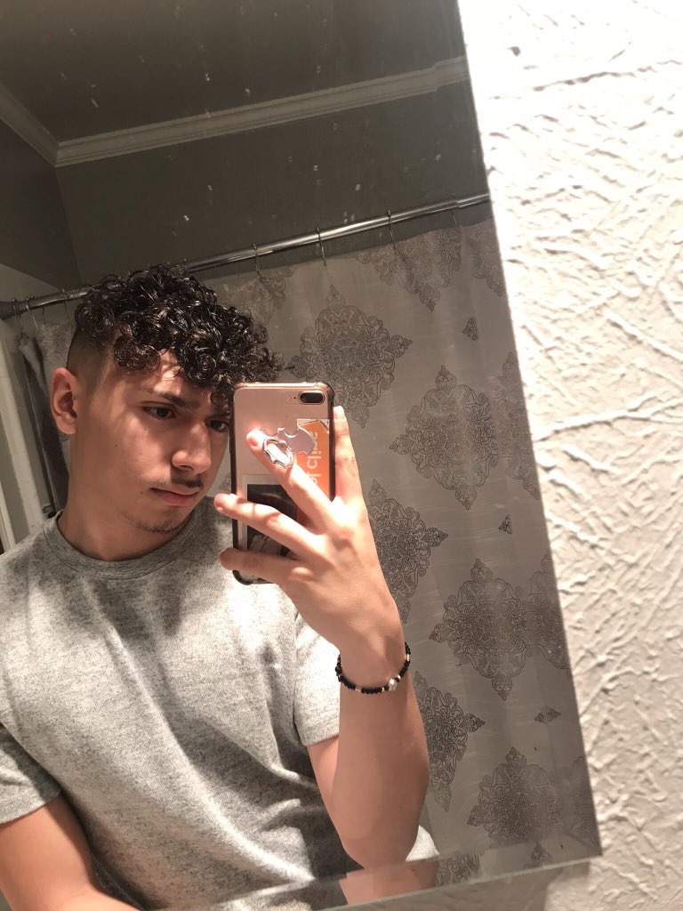 PabloPizzza's tweet image. #hispanicboysbreaktheinternet 
🌹