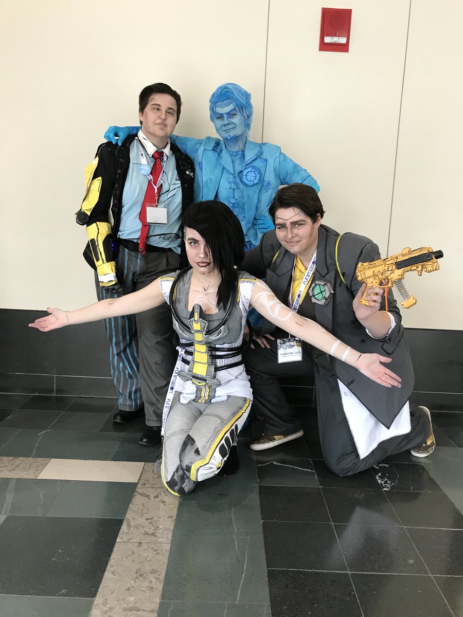 ParoxysmReverie's tweet photo. Only Borderlands related things we’ve gotten today #cosplay #borderlands  #borderlands2  #borderlandscosplay  #angelborderlands #videogame  #videogamecosplay  #animeboston2018  #animeboston  #ab2018 @Borderlands @2K @GearboxOfficial https://t.co/s8XU4JeV9K