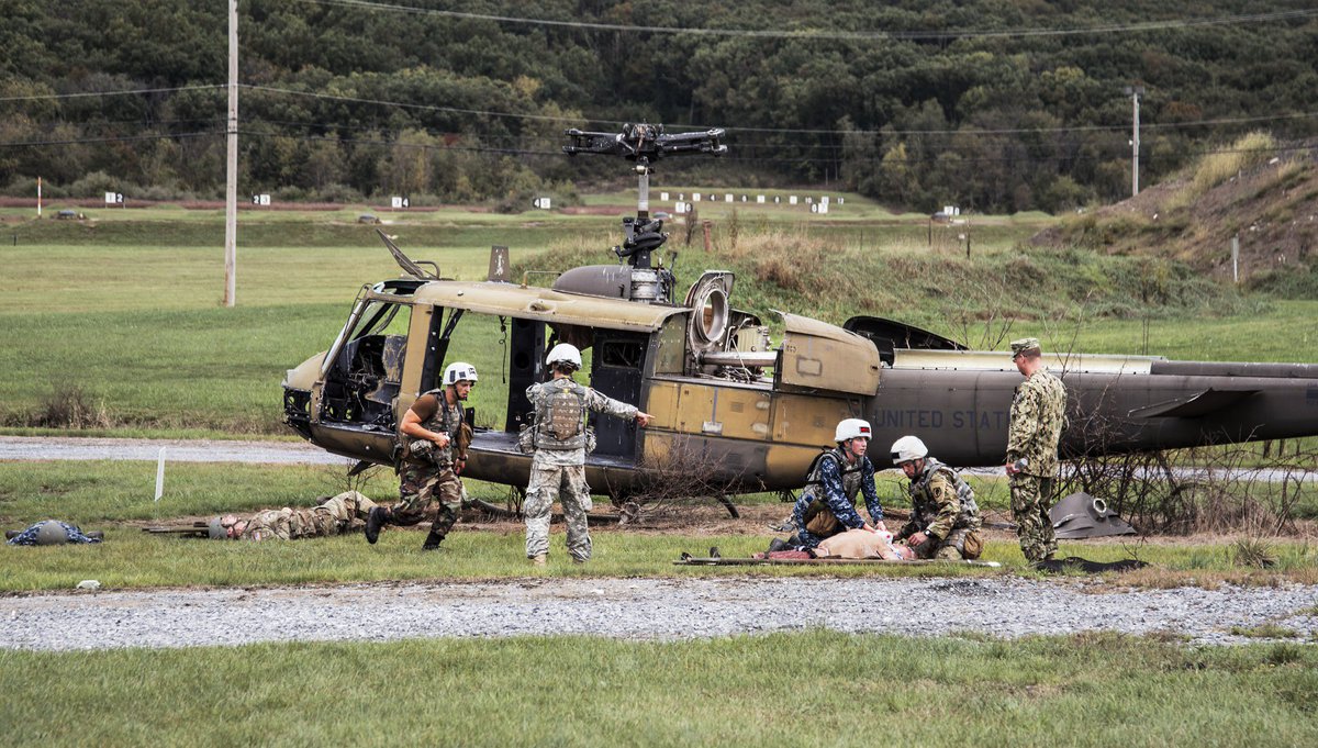 USUhealthsci's tweet photo. Military docs-in-training practice responding to a downed helicopter while a physician faculty observer evaluates performance. #NationalDoctorsDay https://t.co/HuDFvk0Qip