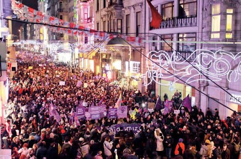 fkflikadinlar's tweet photo. Biz sahneden inmeyeceğiz ama kadın düşmanları için perde kapanacak! #SahneKadınların https://t.co/PZOmmhOg5d
