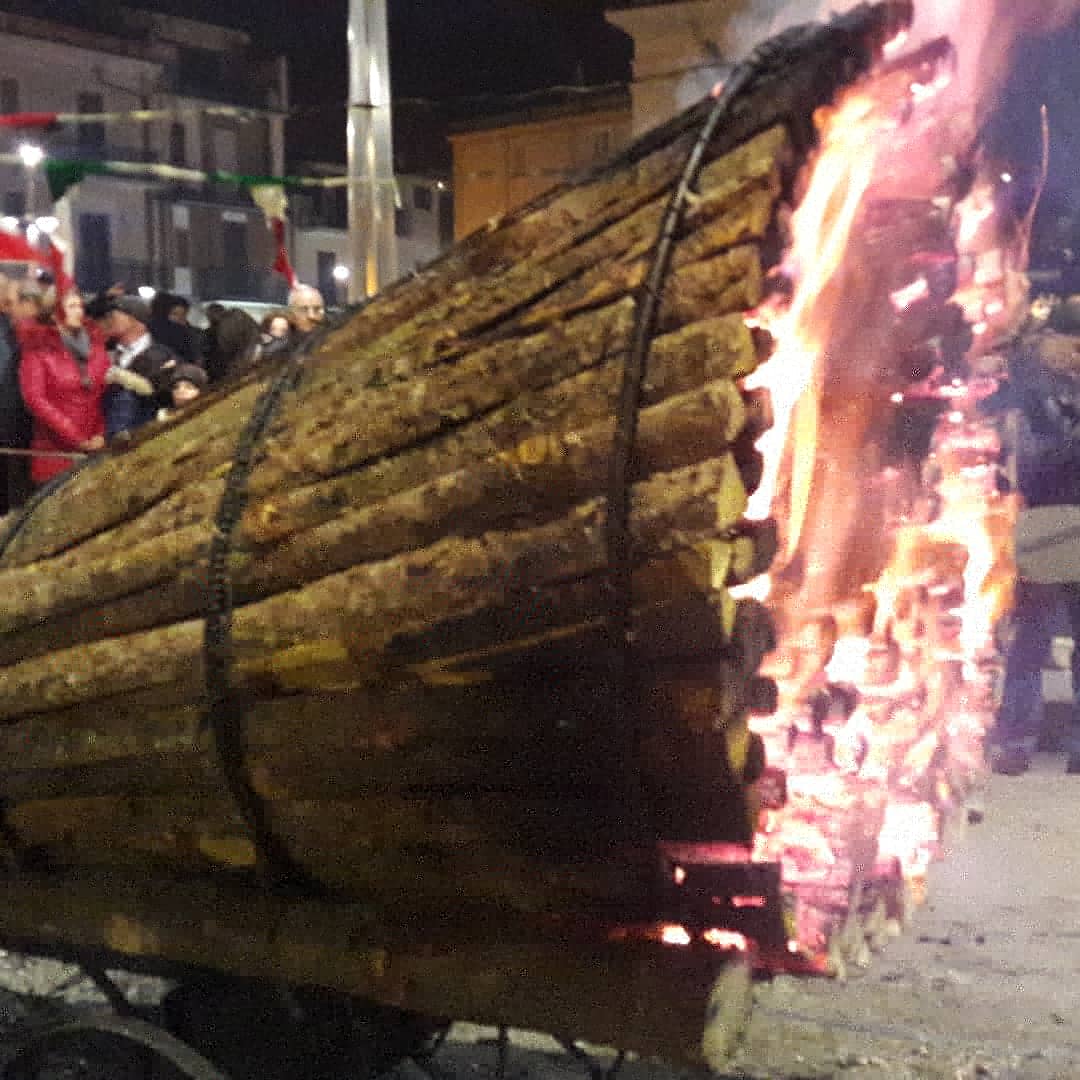 ParcoGargano's tweet photo. A #SanMarcoinLamis il rito più suggestivo della #Pasqua garganica: le #fracchie🔥🔥🔥🔥🔥
@WeAreInPuglia @WeareinGargano @Mibact_Puglia https://t.co/Xjr1XnmUWc