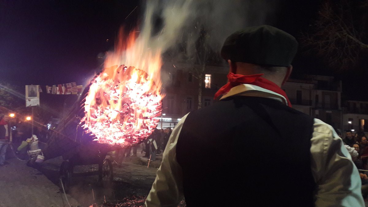 ParcoGargano's tweet photo. A #SanMarcoinLamis il rito più suggestivo della #Pasqua garganica: le #fracchie🔥🔥🔥🔥🔥
@WeAreInPuglia @WeareinGargano @Mibact_Puglia https://t.co/Xjr1XnmUWc