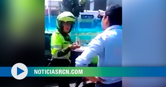 NoticiasRCN's tweet photo. VIDEO VIRAL 🎥 "Yo soy abogado... resentida... no me gano un 'milloncito' de pesos como usted": el nuevo caso de "¿usted no sabe quién soy yo?" protagonizado por excandidato a la Cámara en Bogotá

>>> https://t.co/6yfkF0oKFH https://t.co/SV0KRx37Lv