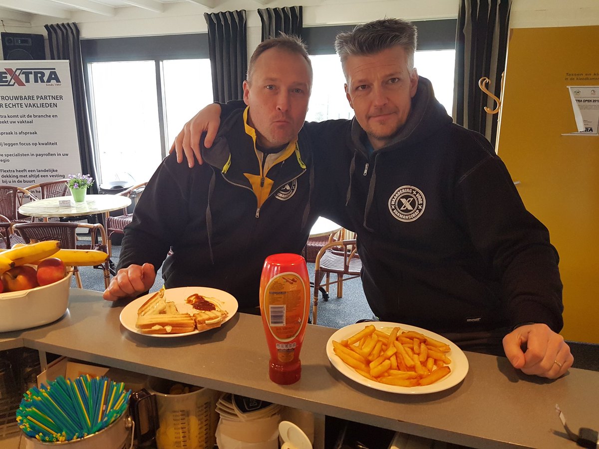 TennisTotaalOpe's tweet photo. Wat een mooie dag! Niet alleen qua weer , maar ook qua wedstrijden en gezelligheid! We maken ons op voor een lang weekend van het toernooi. We zien jullie graag de komende dagen! #hoogeveen #flextraopen #tennis https://t.co/b3qq3zMKGw