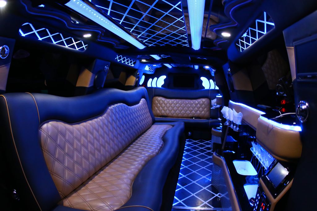 RoyalLuxuryLimo's tweet photo. Night life in a limo in NYC #nyctours #nyclimo #nycnow #manhattan #nyc #timesquare #nyclimo #nylife #nycfun #nighttoremember #newyorklife #york #newyork #newyorkcity #ny #nyc #bigapple #topnewyorkphoto #ig_nycity https://t.co/BaUtJWHnsB