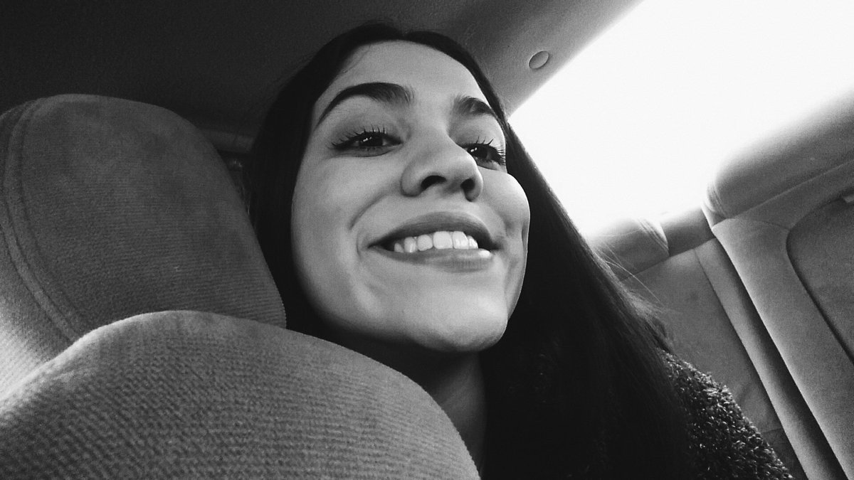 woozylily's tweet photo. I was super sick in these selfies but I was still smilin bc I'm v happy💃
         #smilesforshawn https://t.co/unElPHOxn5
