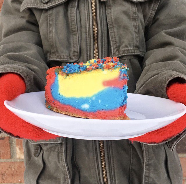 HAPPY FRIDAY! We finally made it. 🙏🏼 If you find yourself out in the #Ferndale area this #Easter weekend, check out the famous Superman Cheesecake from @kittyscheesecake. 😍🔥 Tag a buddy to go with. 👇🏼