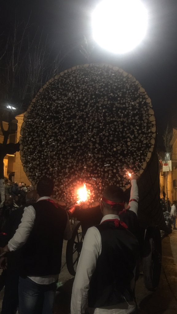 Sandranatuno80's tweet photo. Le #fracchie sono delle enormi #torce di #legno, costruite dagli abitanti di #SanMarcoinLamis, vengono utilizzate per accompagnare la #MadonnaAddolorata e illuminare la sua ricerca del #figlio morto. #gargano #puglia #garganoismore #settimanasanta https://t.co/Y3TGKVd4PI