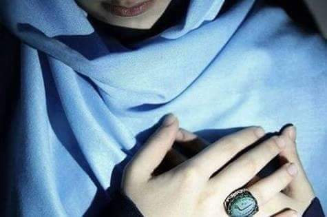 وإن سألوني عنكَ في أي الديار تُرى؟
وضعت كفي على صدري وقلت لهم
هنا في أيسري.