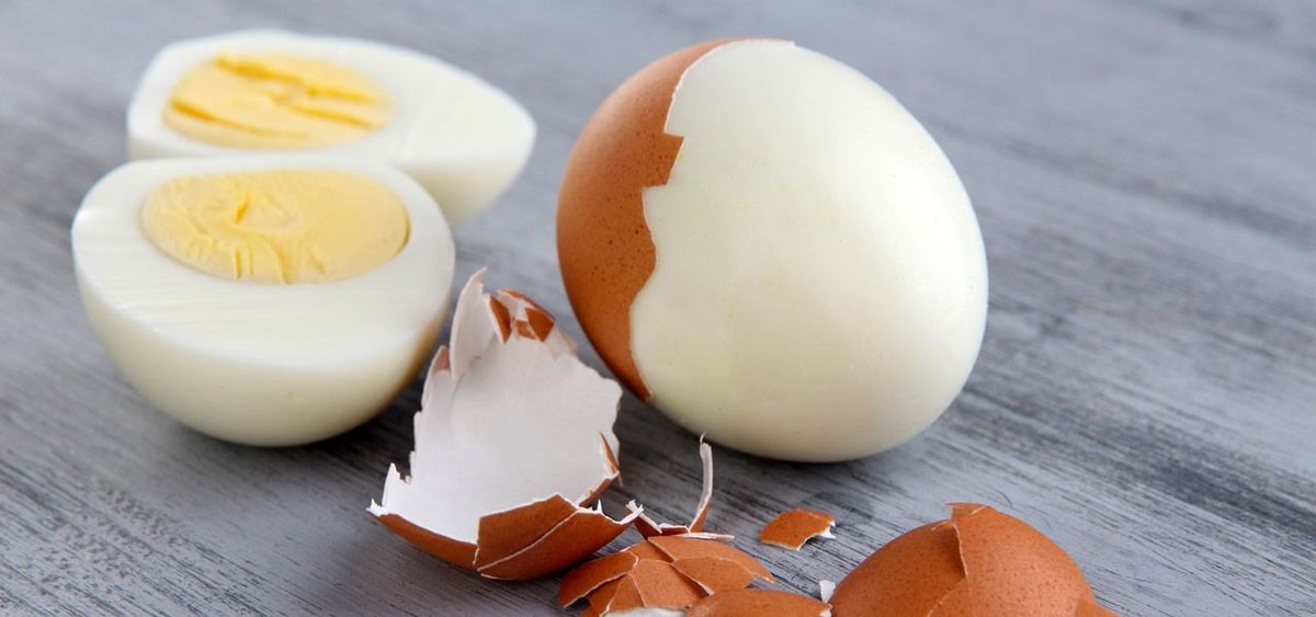 All the trick you need to know to make hard boiled eggs so easy to peel you'll be SHOCKED.  buff.ly/2pTon5x