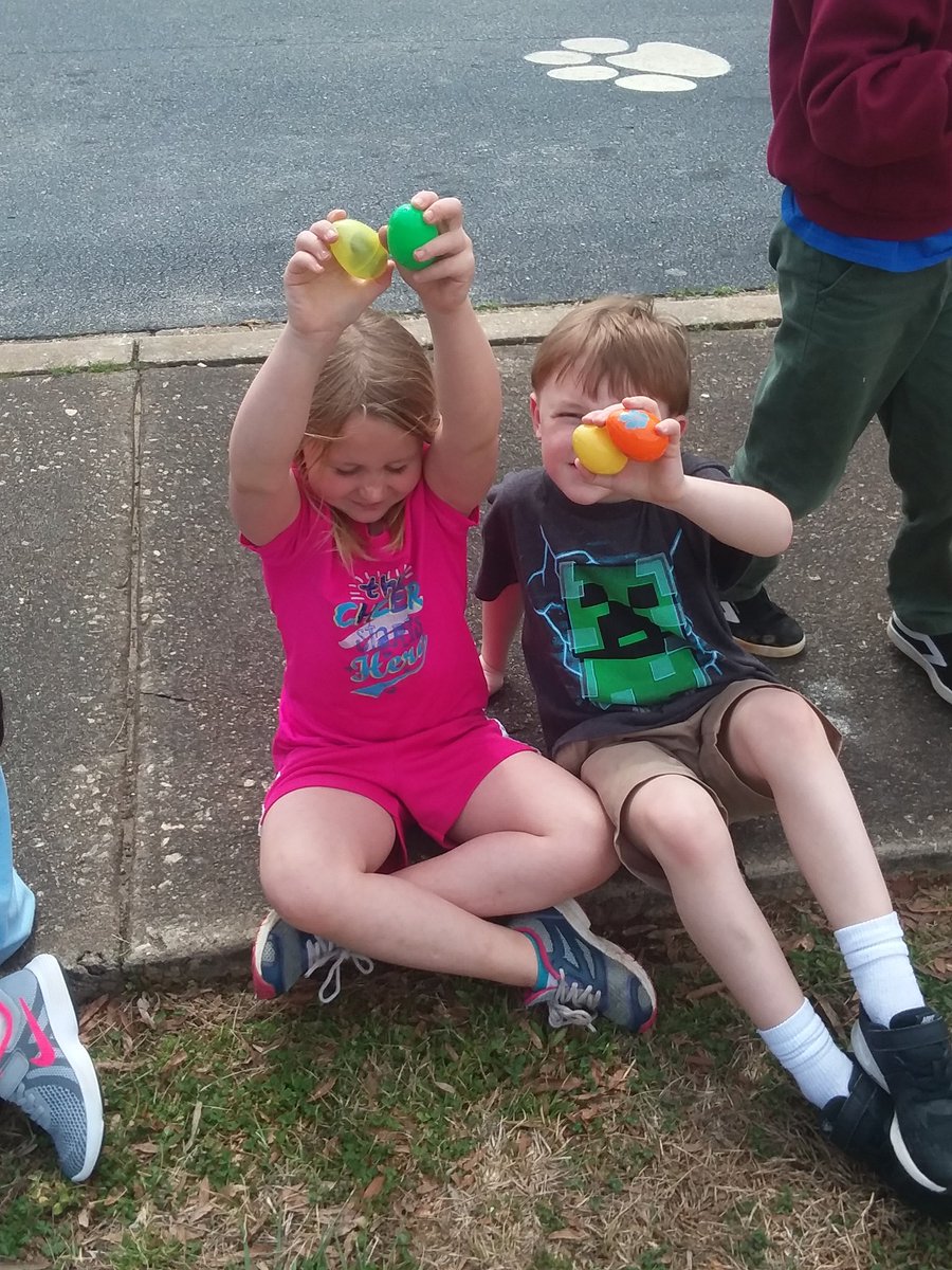 HLambert85's tweet photo. First grade egg hunt! Eggs filled with pennies, nickels &amp; dimes. Students had to use their skip counting &amp; counting on skills to figure out how much they had to spend at the Easter Express. @clifdaleelem #FuelingStudentsForward https://t.co/5jVOtNtwGZ