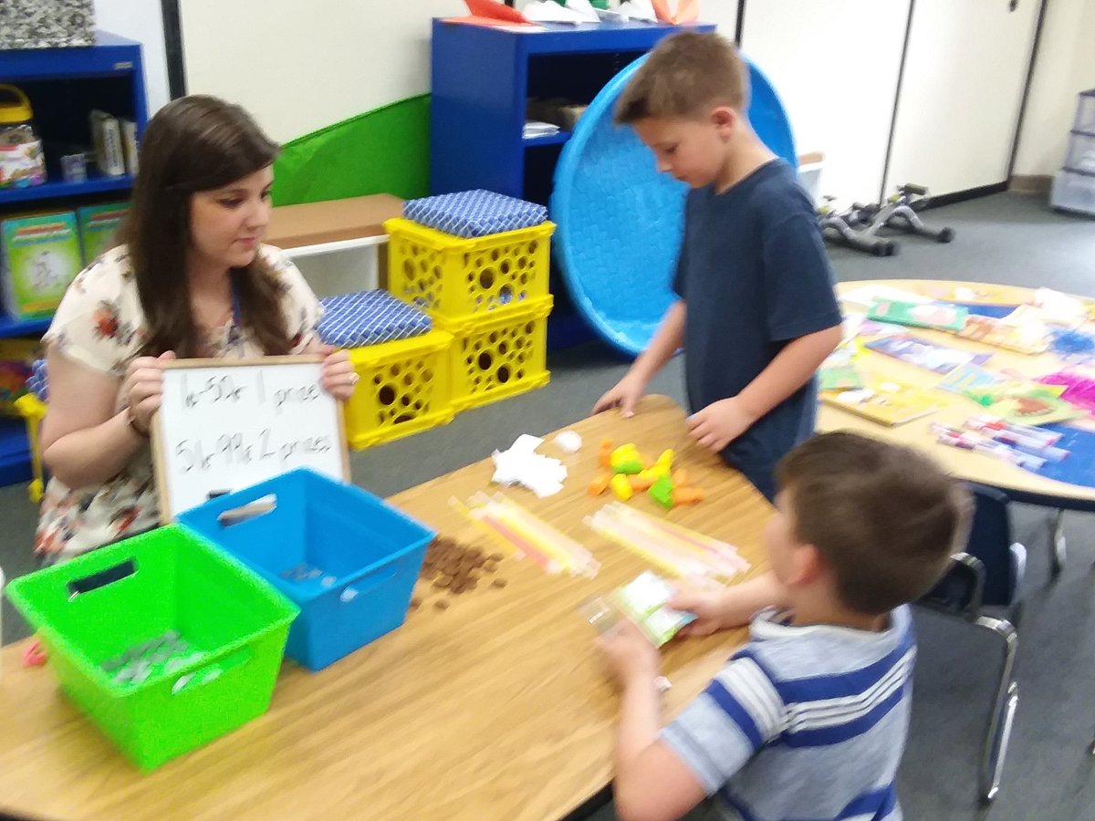 HLambert85's tweet photo. Cashing in their egg hunt earnings! Glow bracelets, necklaces, snacks &amp; BOOKS! #FuelingStudentsForward  @clifdaleelem https://t.co/BVxO31ZdB3