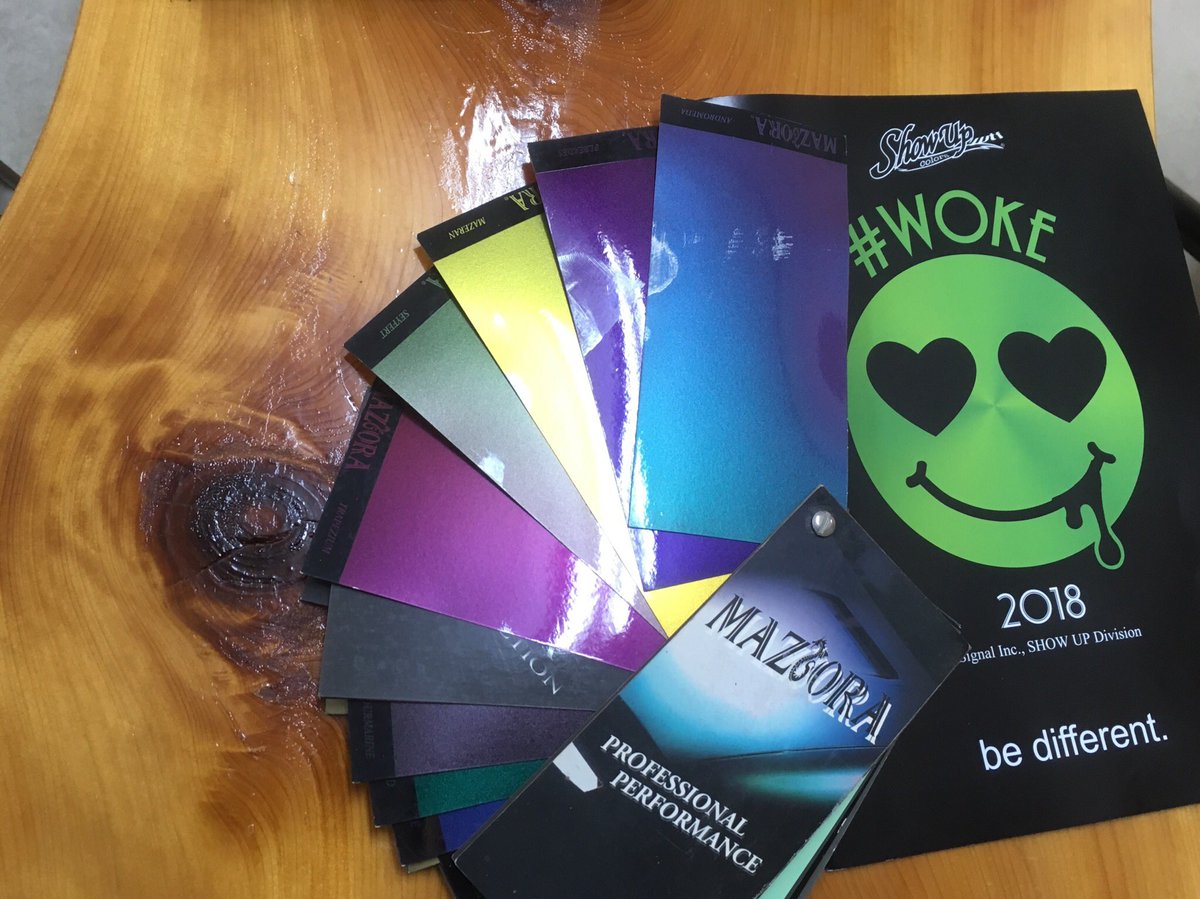 美杉鈑金 V Twitter マジョーラカラーでの塗装の打ち合わせ 見る角度によって色が変わる特殊な顔料 初めて見てから10年以上経つけど これ作った人凄いなって思う マジョーラ 全塗装