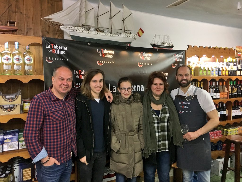 Tabernaderufino's tweet photo. ¡Aquí y ahora! En #latabernaderufino con mucha gente en #semanasantacantabria y lleno de #amigos #masqueclientes https://t.co/DUqTRPEUdj