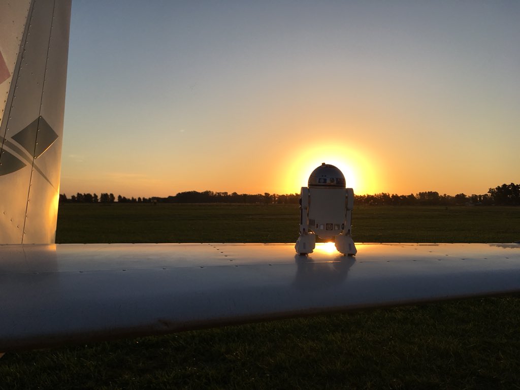 R2D2_ARG's tweet photo. First flight in their spaceship called “aircraft” C-150. https://t.co/PNfznT7QF9