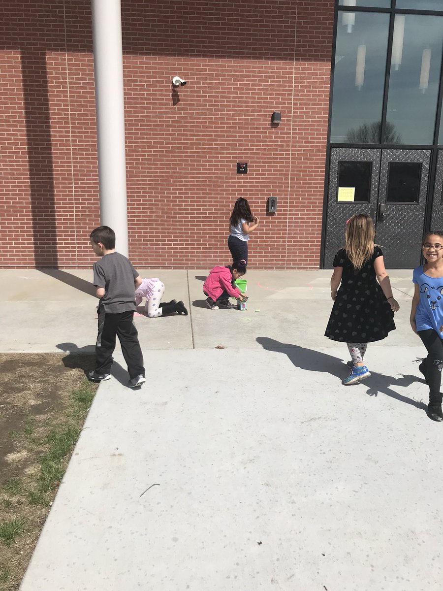 We were so excited for the sun and warm weather that we decided to spend some extra time outside!! #classparty  #Jardine501