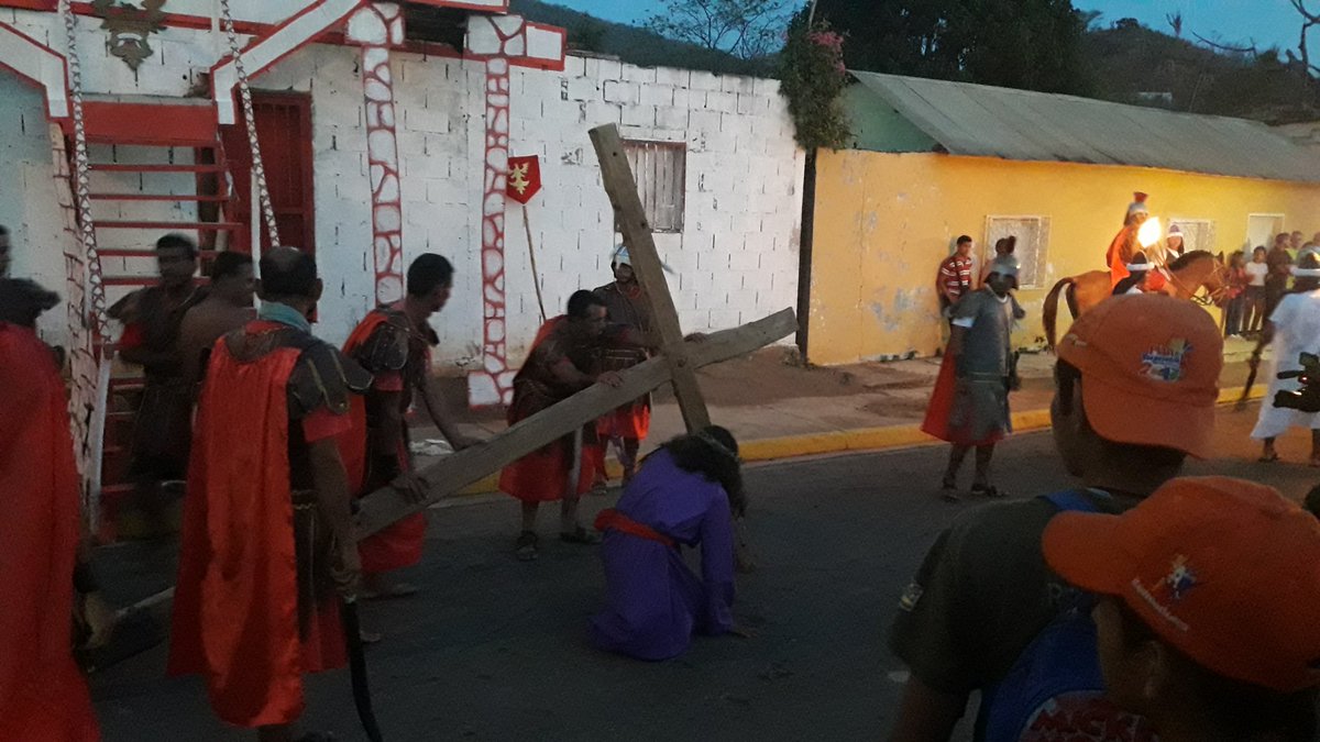 Acompañamos viacrucis en El Pilar, una de las tradiciones más hermosas del país de las cuales nos sentimos orgullos en el Municipio Simón Bolívar #AquiCrecemos
