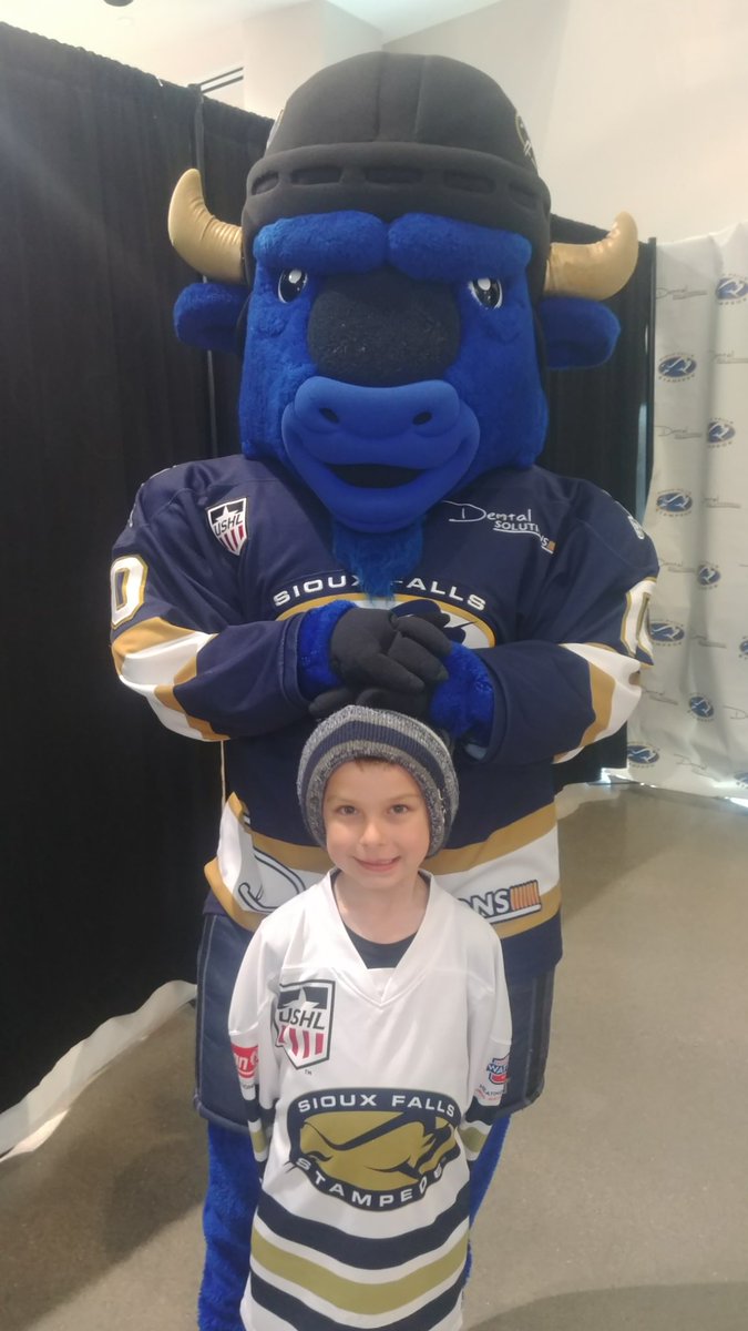 riddler_2_'s tweet photo. Mom @Reddirish14 wanted to see the pearly whites from both Preston and @StampedeStomp. Nothing from Stomp, Preston showed a little! #SmilesWithStomp Big points on the line tonight for the @sfstampede! #goherd https://t.co/feTBKICIWp