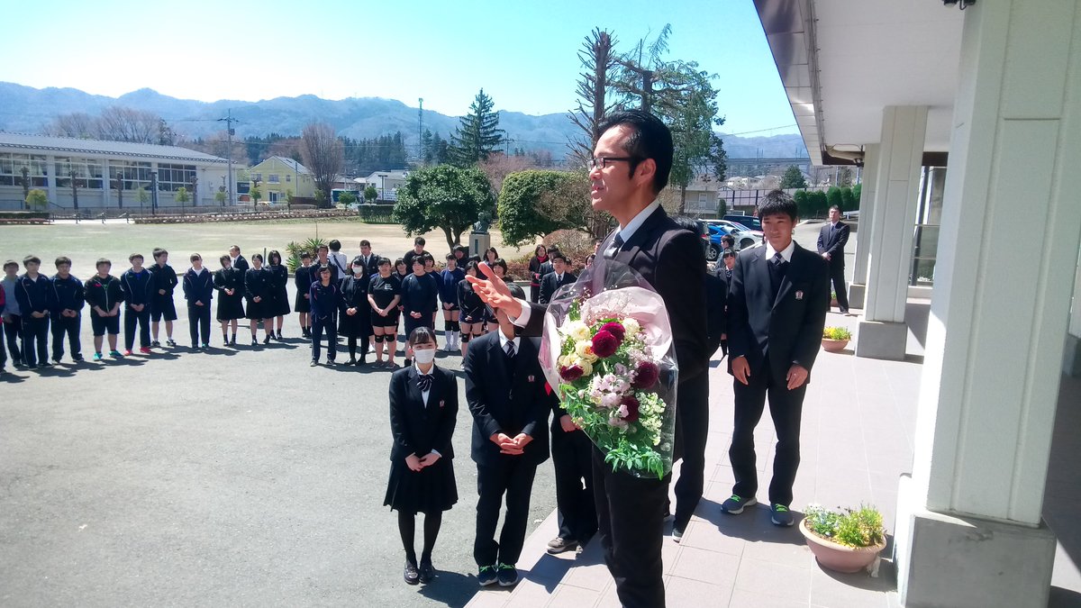 TC_newspaper's tweet photo. 3月30日(金)、転勤される濱野校長先生を見送る会が行われました。
生徒会長から花束が贈られ、吹奏楽の演奏と共に多くの生徒と職員で見送りました。
濱野校長先生、３年間の長い間、ありがとうございました。
生徒職員一同、これからも利根商をより良い学校にしていきます。 https://t.co/s7JDqwoQqs