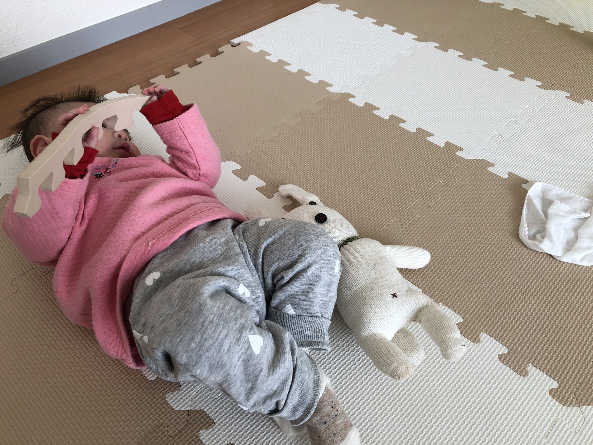 りよぶ ジョイントマットの端を外して食べるのにハマってる娘さん 保健師さんに相談したら赤ちゃんあるあるだそう 最初は汚い と取り上げてたけど 最近は楽しそうで何よりと隣でお茶飲んで眺めてます 17aug Baby T Co Tuowwice5b Twitter