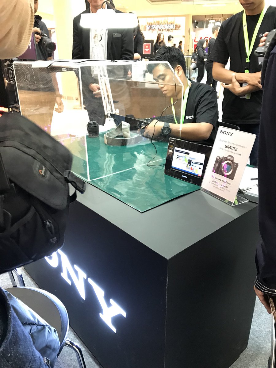 catsandkatzen's tweet photo. Jagalah kesehatan sensor kamera mirrorlessmu. Masih lowong nih, monggo yang mau sensor cleaning gratis di @SonyIndonesia #SonyA7III Main Exhibition - East Mall Grand Indonesia. Masih ada sampai besok (Minggu, 1 April 2018). Gas! #PerfectionForAll #EverythingYouNeed #SonyA7III https://t.co/PetDlnfTru