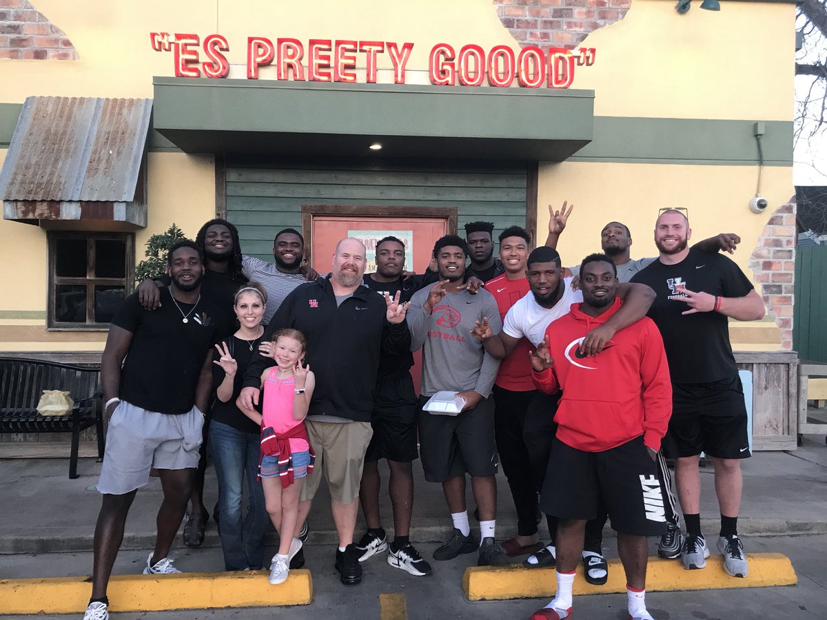 aj_blum's tweet photo. Good food. Good times. Good Friday. #UHDL #GOCOOGS #HTOWN https://t.co/7SvW6flHJd