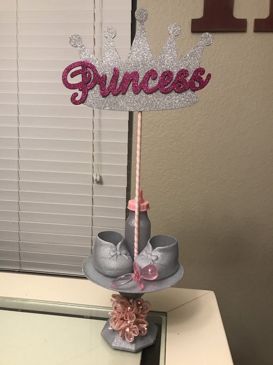 RadmommaShellll's tweet photo. Canโt get over how cute my center pieces came out! โจ๐๐ #GenderReveal #PrinceorPrincess #TeamGirl ๐๐ https://t.co/OlMZp3V1KI