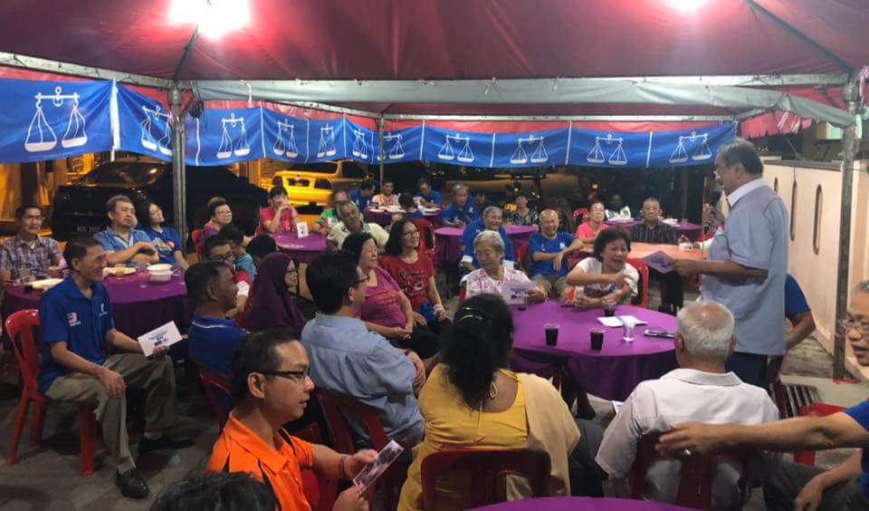 alirustamclub's tweet photo. 30/3/2018 - Tan Sri Mohd Ali Rustam di Majlis Perjumpaan & Jamuan Makan bersama MCA di Taman Bukit Katil, Melaka.
#AliRustamClub
#ARC https://t.co/yqhbBjK4jD