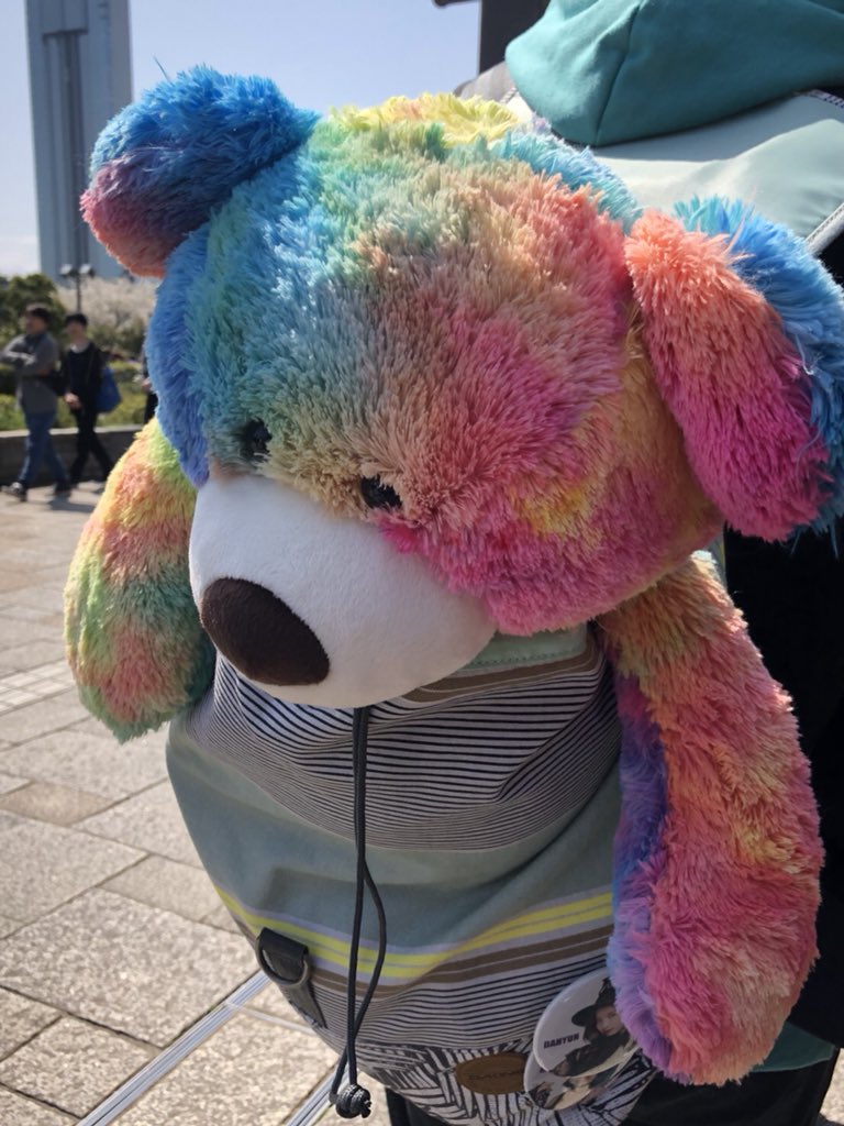 conishasha52148's tweet photo. ベアリンの後ろに並んでいます！
このサングラスは服にかけています！帽子かぶってます！
グッズの列に並んでいるので、見かけたら声かけてください！！ https://t.co/tkK1cPpmC5