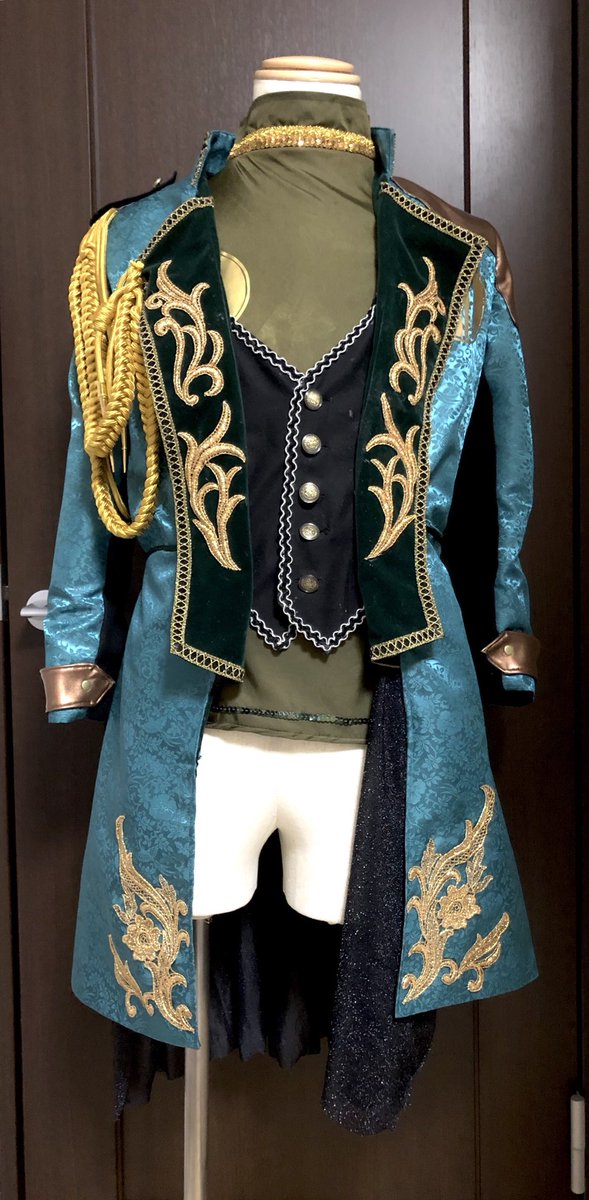 えみ 2日前に石切丸のミュージカル2部衣装完成しました コスプレ仲間の 胸の刀紋の下の部分のプリントないけど笑 生地が売り切れで柄同じだけど色味違うのしかなくて残念 T T でも今までで一番頑張った 刀剣乱舞 刀ミュ2部衣装 刀ミュ石切丸