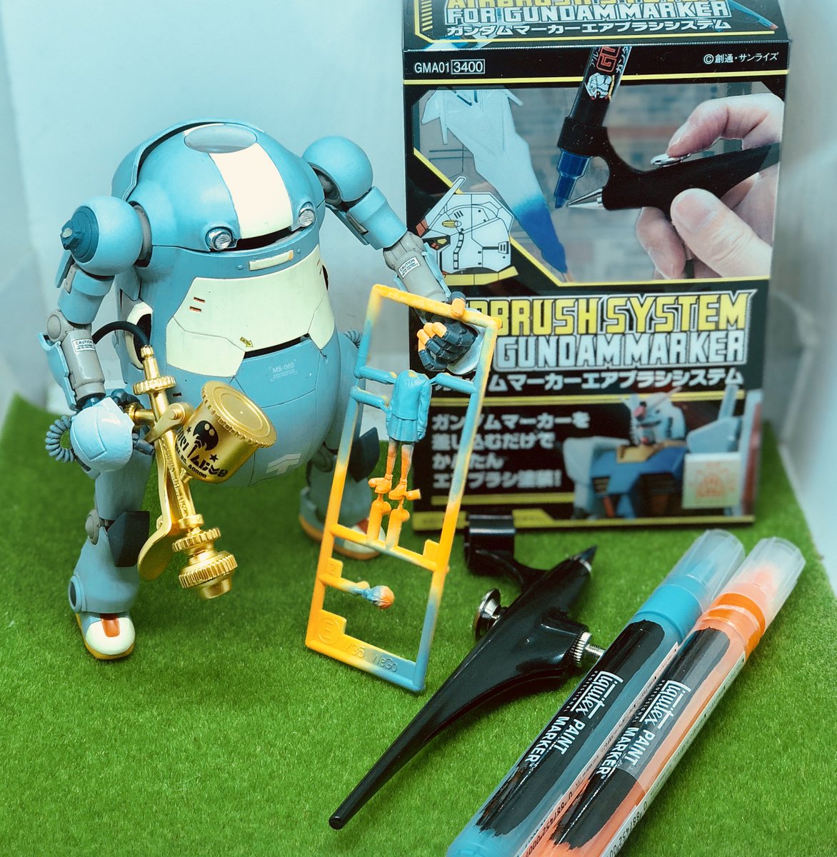 ルナポーン ガンダムマーカーエアブラシでリキテックスを吹いてみた ペン先の調整がムズイ オレンジランナーに緑を吹いてそのあとに足と髪の毛にオレンジ吹いてみたけどキレイなグラデーションは練習が必要 しかしお手軽にベタ塗りするにはとっても良さ