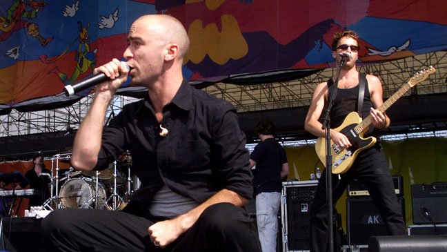 2hoursPinfield's tweet image. Guess tonight's #THROWBACKTRACK clue 3) the single contained @Freaks4Live tracks recorded at @GlastoFest in 1995